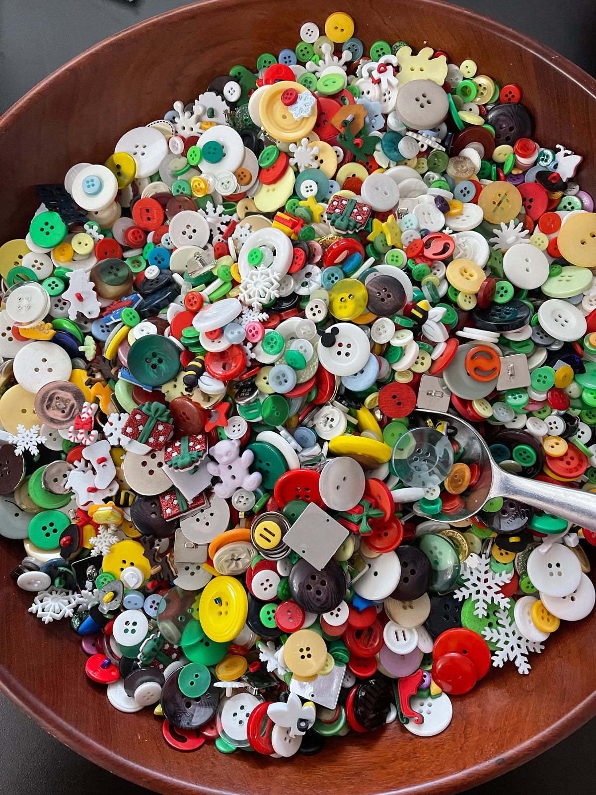 Assorted small buttons in various colors and shapes, single-piece set