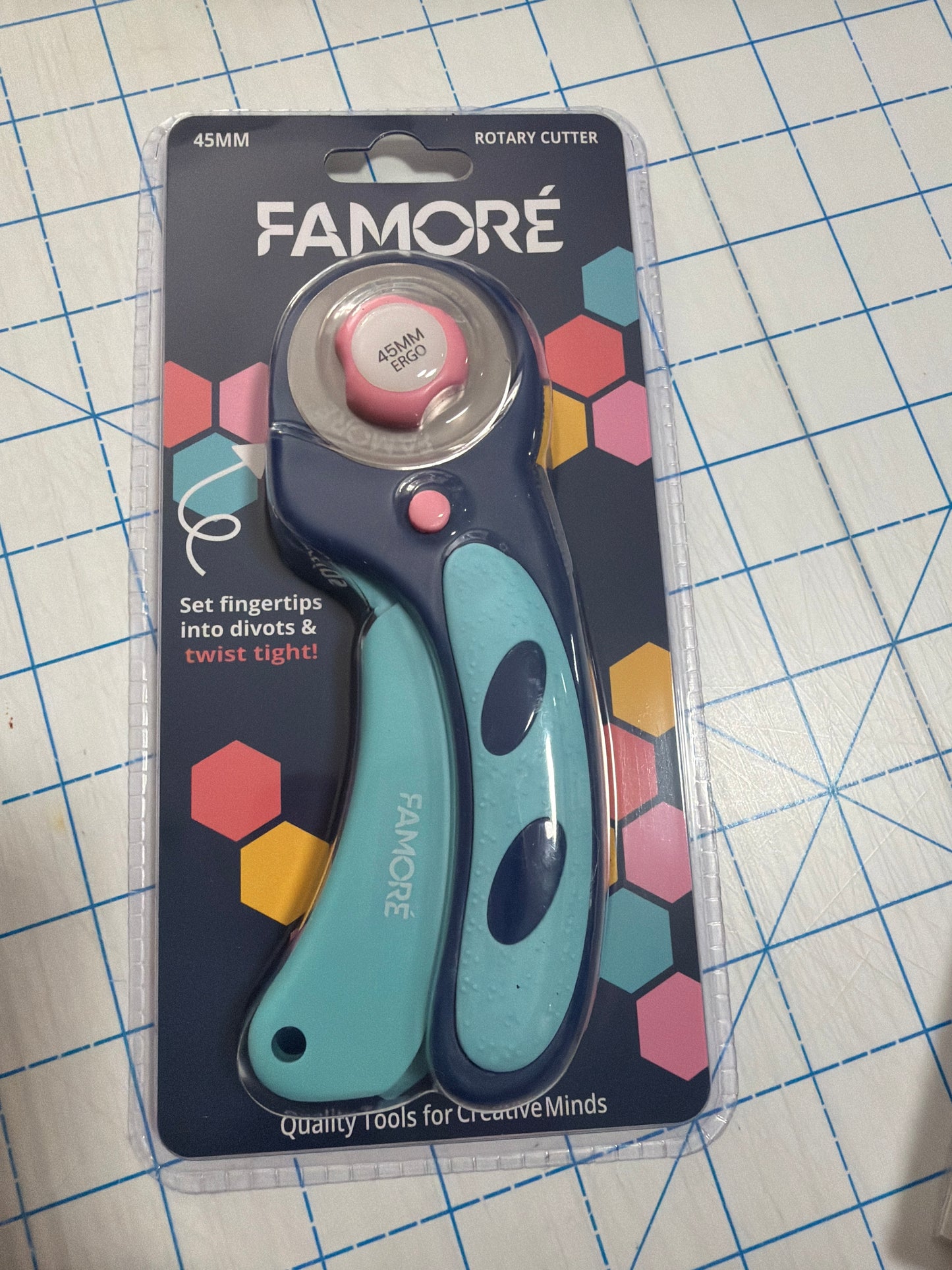 Famore 45mm Ergonomic Rotary Cutter # FAM-45RCTH